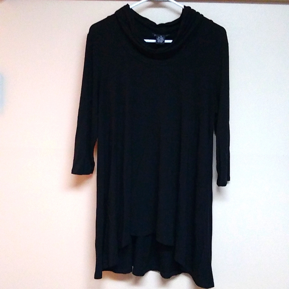 Medium black three quarter length sleeved tunic